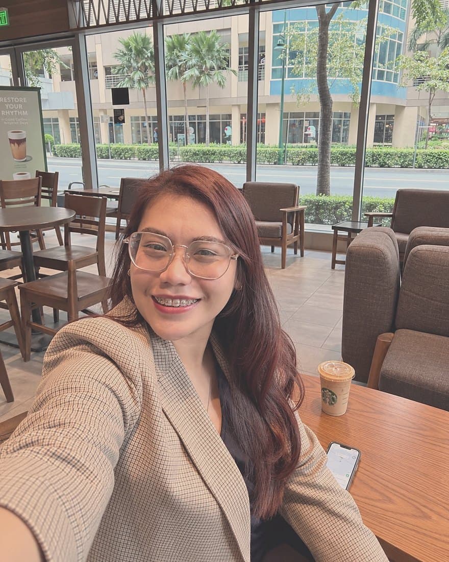 Venus smiling at a café
